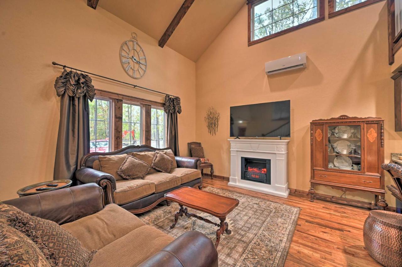 Tudor-Style Broken Bow Cottage With Hot Tub And Decks! Stephens Gap Eksteriør bilde