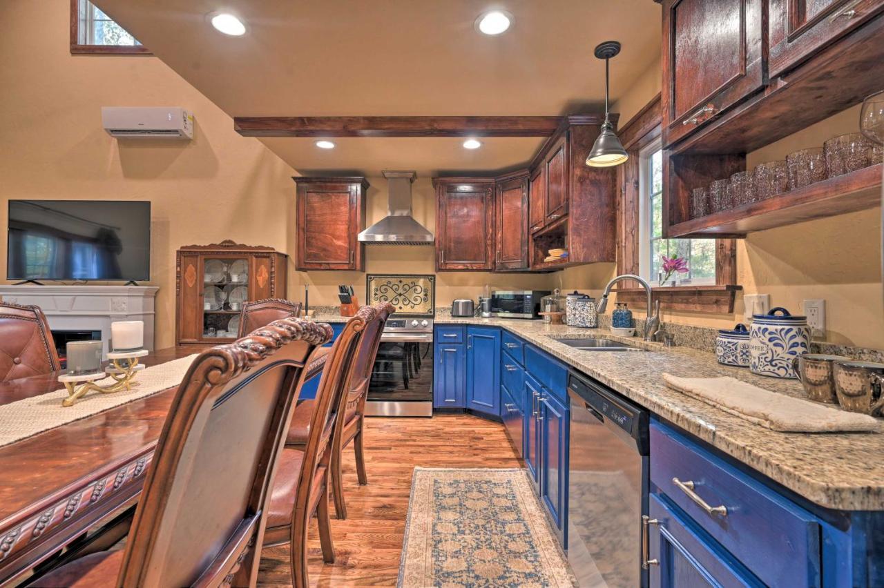 Tudor-Style Broken Bow Cottage With Hot Tub And Decks! Stephens Gap Eksteriør bilde