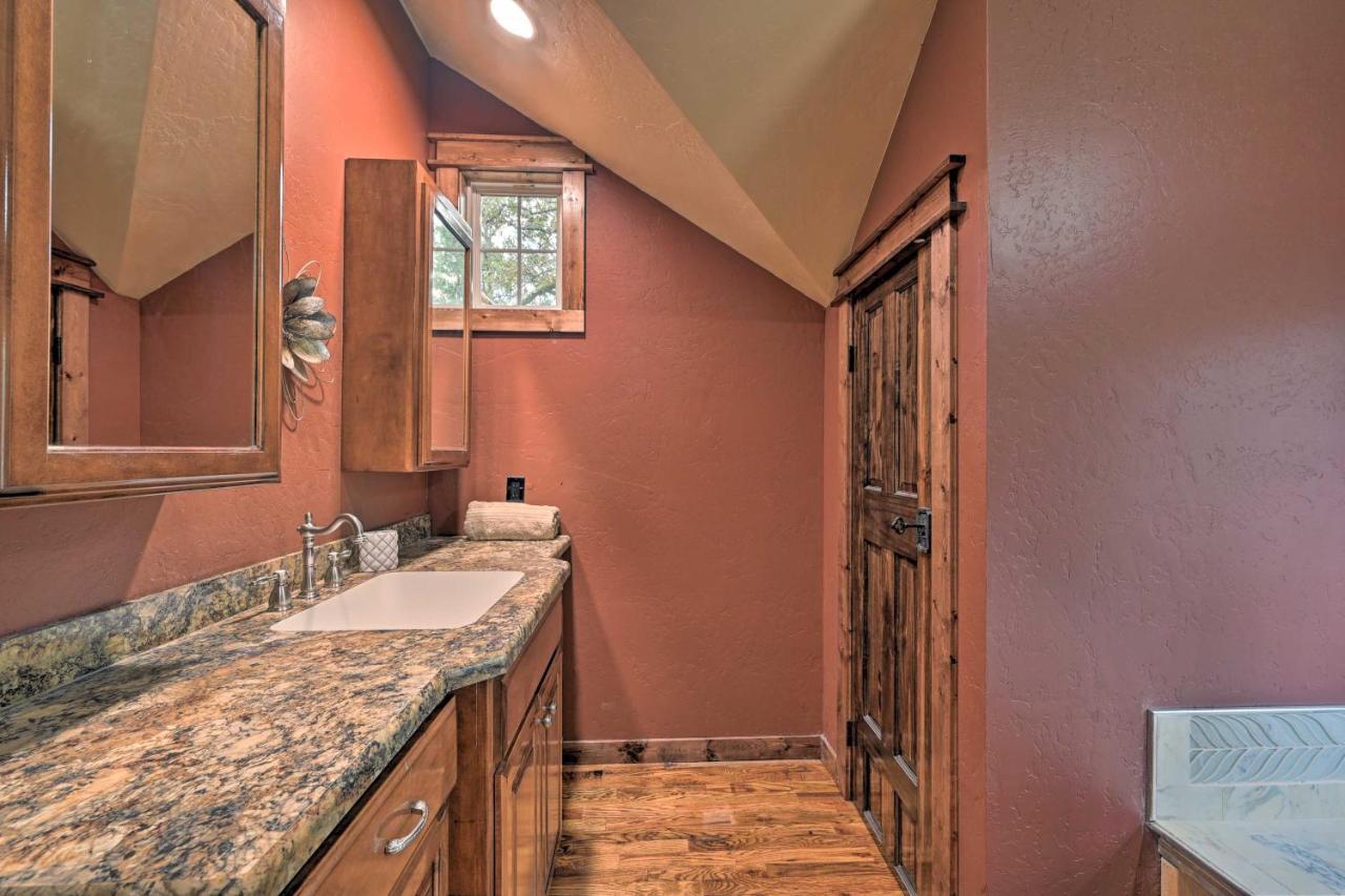 Tudor-Style Broken Bow Cottage With Hot Tub And Decks! Stephens Gap Eksteriør bilde
