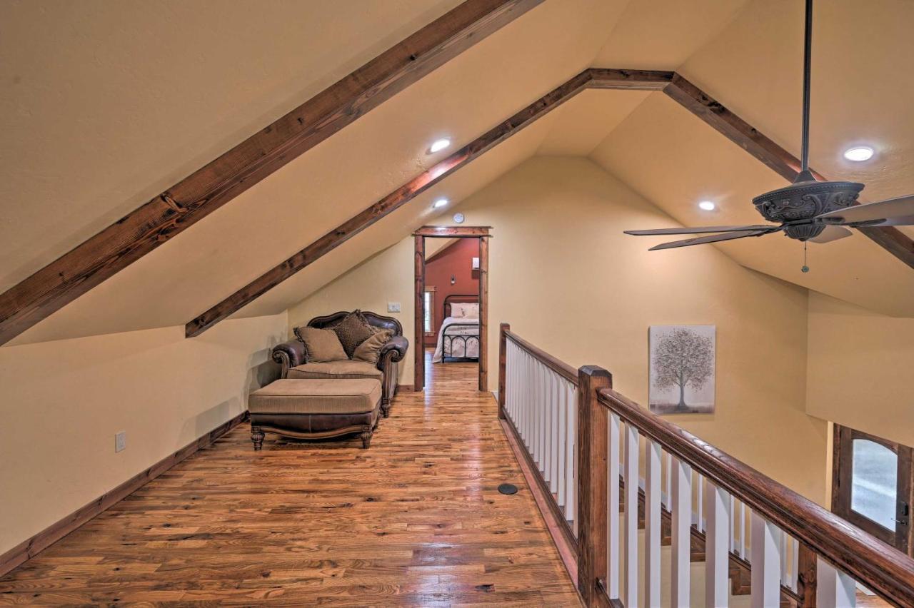 Tudor-Style Broken Bow Cottage With Hot Tub And Decks! Stephens Gap Eksteriør bilde