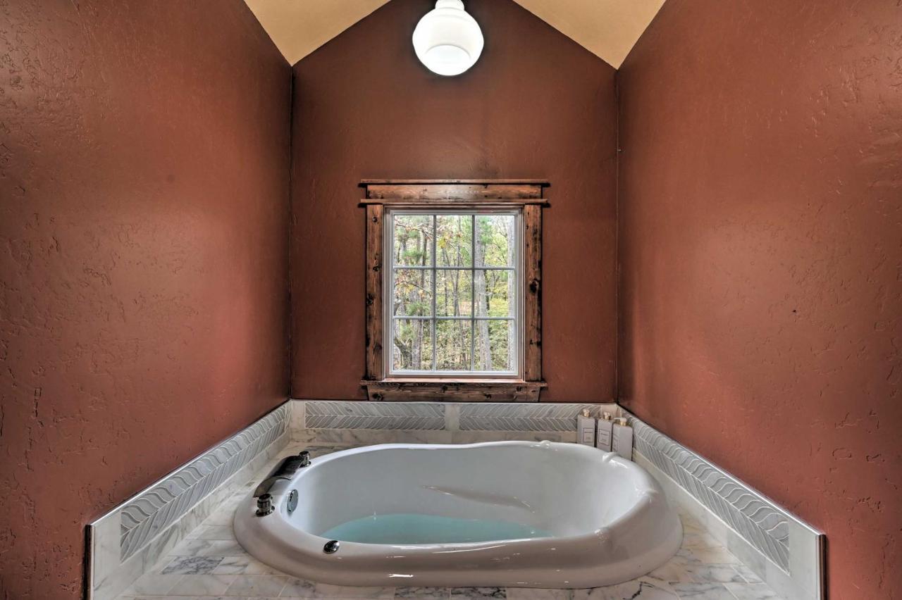 Tudor-Style Broken Bow Cottage With Hot Tub And Decks! Stephens Gap Eksteriør bilde
